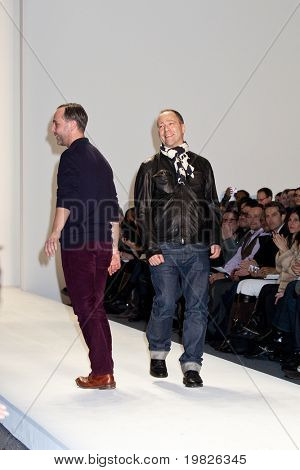 NEW YORK - 11 febbraio: Designer Steven Cox (L) e Daniel Silver cammina la pista per la B Duckie