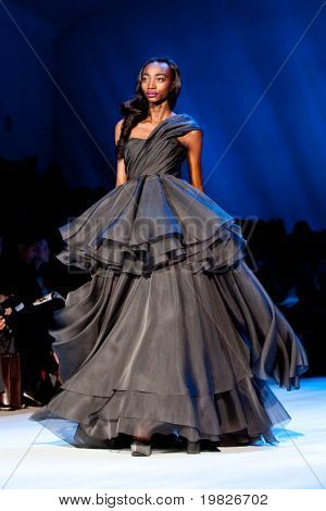 NEW YORK - 12. februar: En model gåture landingsbane for Christian Siriano samlinger under Merced