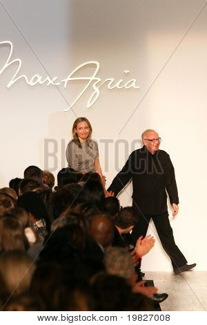 NEW YORK - 16. Februar: Max Azria (R) Wanderungen auf dem Rollfeld während der Mercedes-Benz Fashion Week am Brya