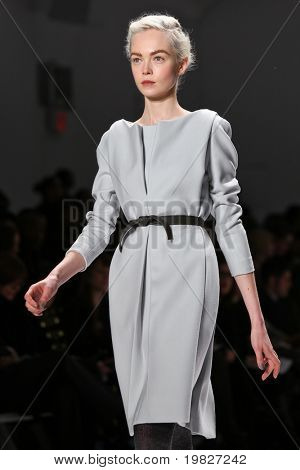 18. Februar New York: ein Modell geht die Start-und Landebahn für die Trias-Auflistungen Mercedes Benz Fashion 