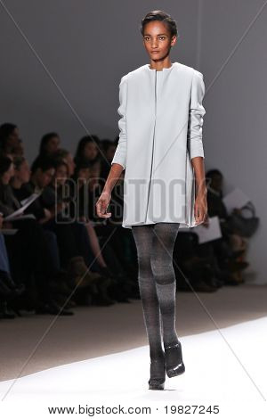 18. Februar New York: ein Modell geht die Start-und Landebahn für die Trias-Auflistungen Mercedes Benz Fashion 