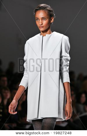 18. Februar New York: ein Modell geht die Start-und Landebahn für die Trias-Auflistungen Mercedes Benz Fashion 