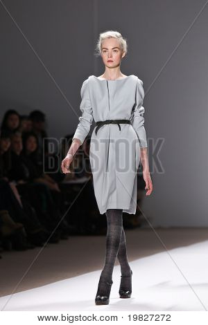 18. Februar New York: ein Modell geht die Start-und Landebahn für die Trias-Auflistungen Mercedes Benz Fashion 
