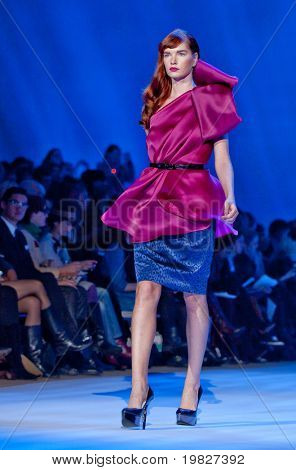 NEW YORK - 12. februar: En model gåture landingsbane for Christian Siriano samlinger under Merced