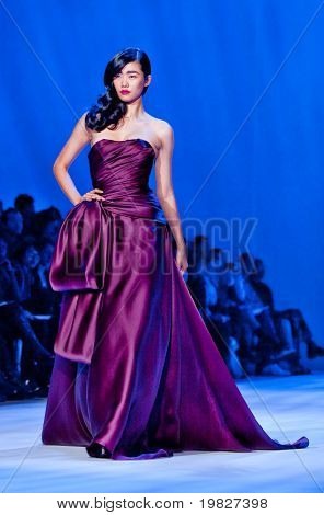 NEW YORK - 12. februar: En model gåture landingsbane for Christian Siriano samlinger under Merced