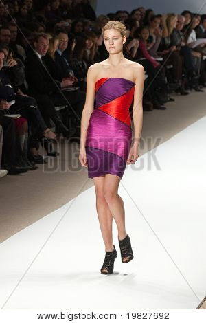 NEW YORK - 15. februar: En model gåture landingsbane for Carlos Miele samlinger Mercedes-Benz 