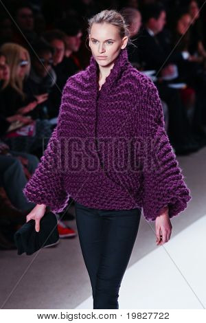 NEW YORK - 15. februar: En model gåture landingsbane for Carlos Miele samlinger Mercedes-Benz 