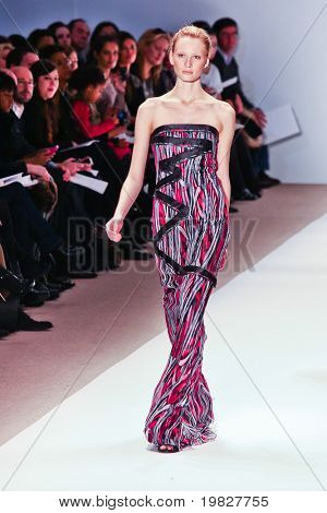 NEW YORK - 15. februar: En model gåture landingsbane for Carlos Miele samlinger Mercedes-Benz 