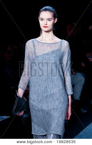 New York, Februar 16: ein Modell geht die Start-und Landebahn für die max Azria Auflistungen Mercedes Benz Fas