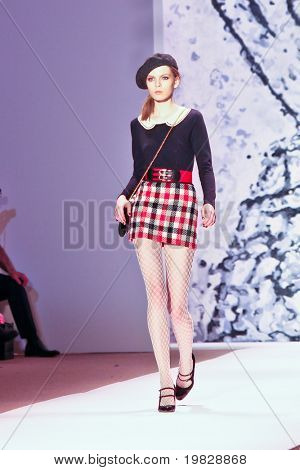 뉴욕-2 월 17 일: 모델 미카엘 스미스 컬렉션 남 여는 밀리에 대 한 활주로 걸어