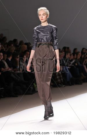 18. Februar New York: ein Modell geht die Start-und Landebahn für die Trias-Auflistungen Mercedes Benz Fashion 