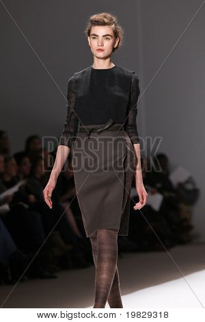 18. Februar New York: ein Modell geht die Start-und Landebahn für die Trias-Auflistungen Mercedes Benz Fashion 