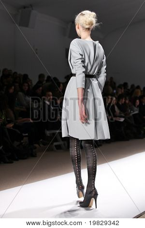 18. Februar New York: ein Modell geht die Start-und Landebahn für die Trias-Auflistungen Mercedes Benz Fashion 