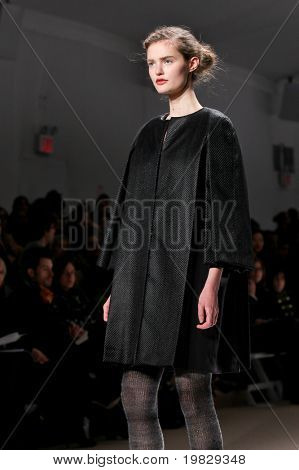New York Februar 18: ein Modell führt die Start-und Landebahn für die Trias-Kollektionen Mercedes Benz Fashion 
