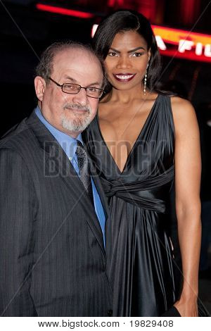 NEW YORK - APRIL 21: Forfatteren Salman Rushdie (L) og skuespillerinden Pia Glenn deltage Vanity Fair fest fo