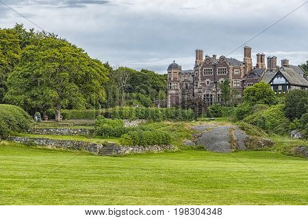Tjolöholm Manor is a building in Tudor Style erected around the turn of the 20th century by the Scottish family Dickson.