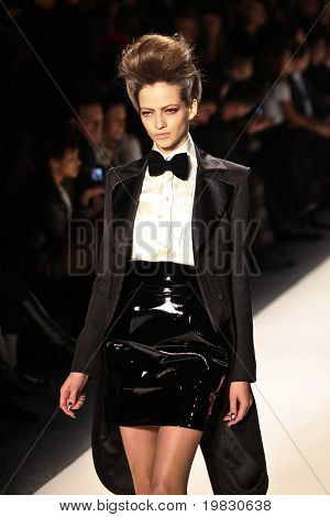 NEW YORK - 11 februari: Model loopt de baan voor de Mercedes-Benz Fashion Wee Ruffian collecties