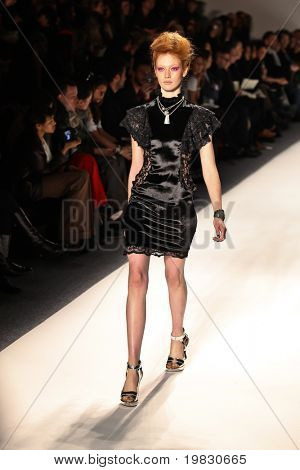 NEW YORK - 11 februari: Model loopt de baan voor de Mercedes-Benz Fashion Wee Ruffian collecties