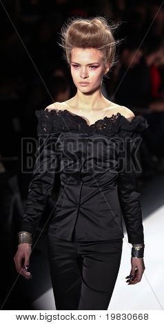 NEW YORK - 11 februari: Model loopt de baan voor de Mercedes-Benz Fashion Wee Ruffian collecties