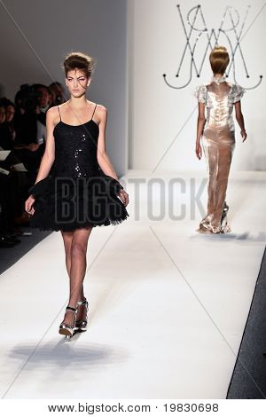 NEW YORK - 11 februari: Modellen lopen de baan voor de Mercedes-Benz Fashion Wee Ruffian collecties