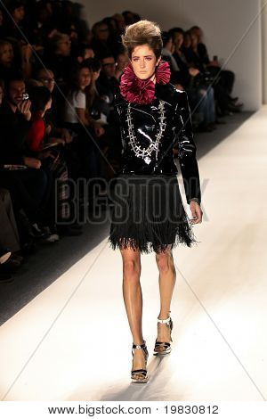 NEW YORK - 11 februari: Een model loopt de baan voor de Mercedes-Benz Fashion W Ruffian collecties