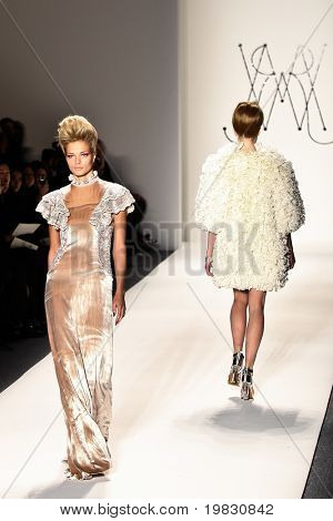 NEW YORK - 11 februari: Modellen lopen de baan voor de Mercedes-Benz Fashion Wee Ruffian collecties