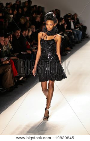 NEW YORK - 11 februari: Een model loopt de baan voor de Mercedes-Benz Fashion W Ruffian collecties