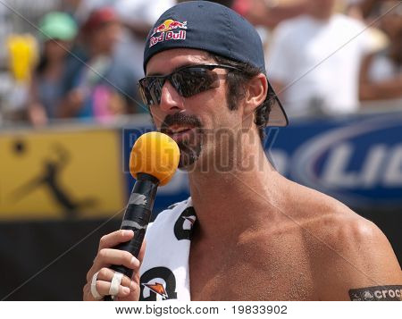 HERMOSA BEACH, CA. - AUGUST 9: Todd Rogers hält eine Rede nach dem Sieg im Herren-Finale der AVP-H