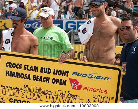 HERMOSA BEACH, CA. - AUGUST 9: Phil Dalhausser (R) Todd Rogers (L) und Vertretern von Crocs ein