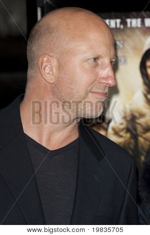 HOLLYWOOD, CA. - 4 de noviembre: Director John Hillcoat asiste a la proyección del AFI Fest de la carretera en Th