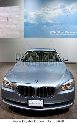 로스 앤젤레스, CA.-12 월 3 일: BMW 750Li 액티브 하이브리드 2009 년 로스 앤젤레스 자동차 쇼에서 전시 