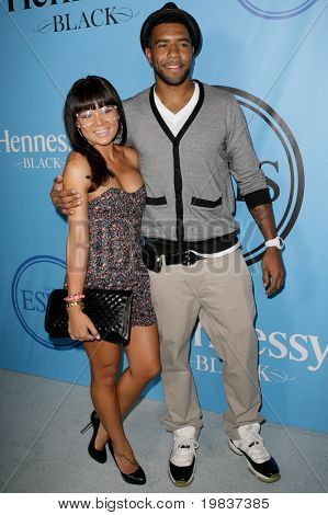 HOLLYWOOD, CA. - 13. heinäkuuta: Thomas De Coub (R) ja guest (L) osallistua Fat tiistai at ESPYs 1.7