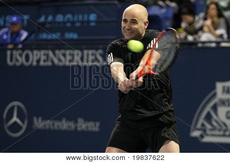 LOS ANGELES, CA. - Juli 24: Andre Agassi (im Bild) und John McEnroe spielen ein Charity-Match bei der Fa