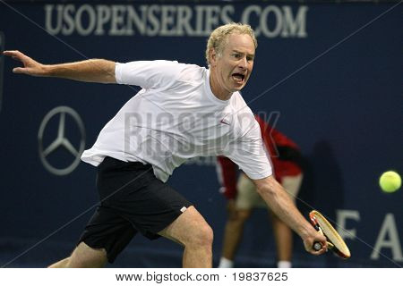 Los Angeles, ca. 24 Juli: Andre Agassi und John Mcenroe (im Bild) spielen Sie eine Nächstenliebe-Übereinstimmung in der Fa