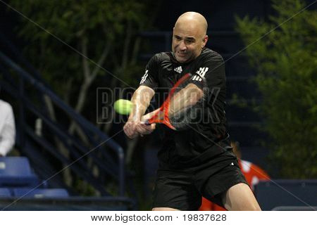 Los Angeles, ca. 24 Juli: Andre Agassi (im Bild) und John Mcenroe spielen eine Charity-Übereinstimmung bei der Fa