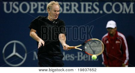 Los Angeles, ca. 24 Juli: Andre Agassi (im Bild) und John Mcenroe spielen eine Charity-Übereinstimmung bei der Fa