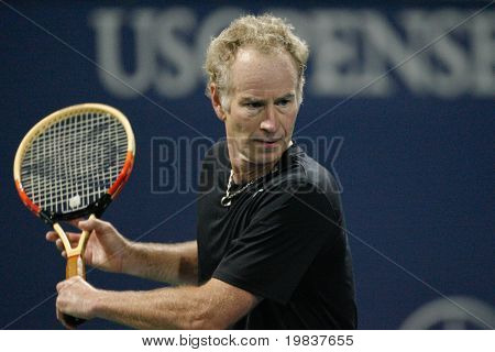 LOS ANGELES, CA. - Juli 24: Andre Agassi und John McEnroe spielen ein Charity-Match bei der Bauern-Klasse