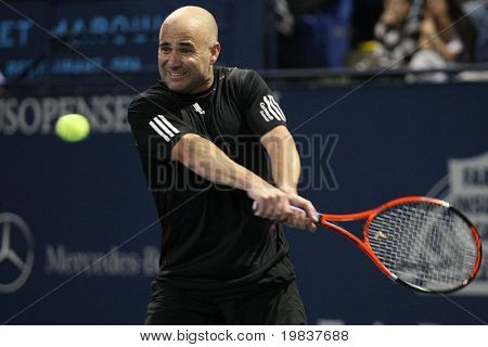 Los Angeles, ca. 24 Juli: Andre Agassi (im Bild) und John Mcenroe spielen eine Charity-Übereinstimmung bei der Fa