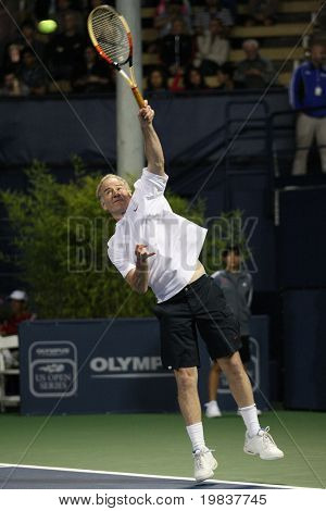 LOS ANGELES, CA. - Juli 24: Andre Agassi und John McEnroe (Bild) spielen ein Charity-Match bei der Fa
