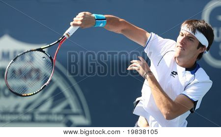 LOS ANGELES, CA. - 27 กรกฎาคม: Leonardo Mayer ของอาร์เจนตินา (ภาพ) และ [สุขา] James Blake ของเล่นในสหรัฐอเมริกา