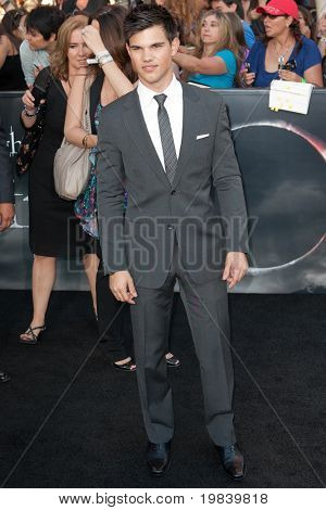 LOS ANGELES, CA. - 24. června: Taylor Lautner navštěvuje The Twilight Saga Eclipse Los Angeles premiéru na