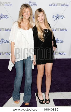 LOS ANGELES, CA - 8 FEB: Heather Locklear & Ava Sambora arrivano a Justin Bieber: Never Say Never