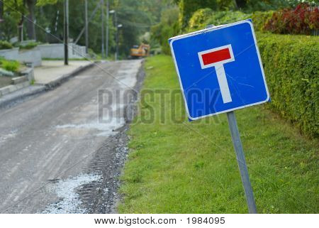 No britannico attraverso il cartello stradale