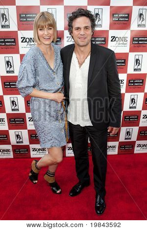 LOS ANGELES - JUN 17: Mark Ruffalo (R) & kone Sunrise Coigney ankommer til The Kids er alle lige 5911960s