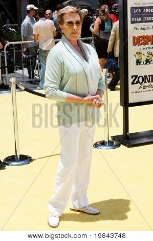 LOS ANGELES - JUN 27: Julie Andrews anländer till Despicable Me premiär på Nokia Theater på Ju