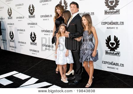 HOLLYWOOD, CA. - 3 sierpnia: Jennifer Flavin, Sylvester Stallone & rodziny przyjechać w The Expendables Los A