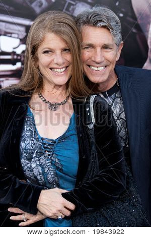 HOLLYWOOD, CA - 3 aug: Eric Roberts (R) และแขกมาถึงลอสแองเจลิส The Expendables ทุกที่
