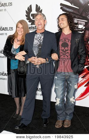 ฮอลลีวูด CA - 3 aug: Eric Roberts (กลาง) และมาถึงลอสแองเจลิส The Expendables โรงพัก
