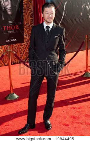 HOLLYWOOD, CA. - 2. Mai: Tadanobu Asano kommt bei der Los-Angeles-Premiere von Thor der El Capitan