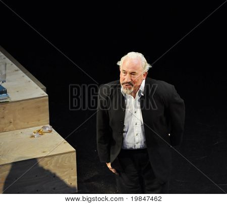 BRIGHTON, Velká Británie-červenec 16: Simon Callow velikánů veřejnost po provedení Shakespeare muž Stratfo